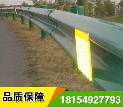 道路輪廊標(biāo)的英文名稱 Delineator，它是沿道路兩側(cè)邊緣設(shè)置、用于顯示道路邊界輪廓、指引車輛正常行駛、具有逆反射性能的一種交通安全設(shè)施，從功能上說，輪廓標(biāo)是一種視線誘導(dǎo)設(shè)